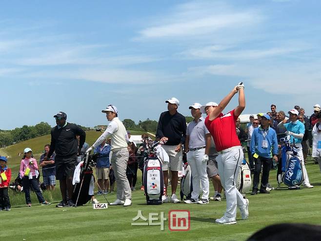 임성재와 김시우, 박성준이 12일(한국시간) US오픈 개막을 사흘 앞두고 시네콕 힐스 골프클럽에서 연습라운드를 하며 코스를 점검하고 있다. 임성재가 스윙하는 모습을 김시우와 박성준이 지켜보고 있다. (사진=플레이앤웍스)