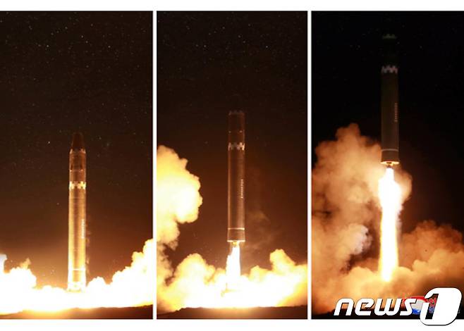 북한이 지난해 11월 29일 대륙간탄도미사일(ICBM) '화성-15'를 발사하고 있다.(노동신문)2017.11.30/뉴스1 © News1 성동훈 기자