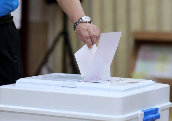 제7회 전국동시지방선거 및 국회의원 재·보궐 선거일인 13일 오전 서울 종로구 숭인1동 주민센터 투표소에서 시민들이 투표를 하고 있다.