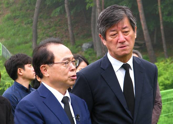 지난 5월 18일 고 김지석 부집행위원장 1주기 추도행사를 찾은 민주당 오거돈 후보가 이용관 이사장과 대화를 나누고 있다.  ⓒ성하훈
