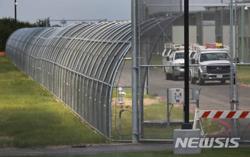 【앨바라도( 미 텍사스주)= AP/뉴시스】 미국 텍사스주 국경지대의 불법입국 임산부 보호시설인 프레리랜드 수용소 (PDC). 트럼프 정부의 무관용원칙에 따라 어린이나 임산부도 재판을 거쳐 추방된다. 모든 불법이민 가족들은 서로 분리되어 어른은 교도소에, 아이들은 임시 수용시설에 구금된다. 이로 인해 아동 보호시설이 넘쳐나 사막의 임시 숙소까지 신설되고 있다.