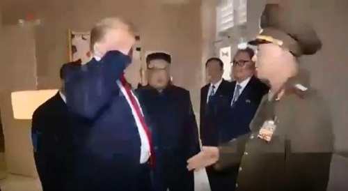 노광철 북한 인민무력상에게 거수경례하는 도널드 트럼프 미국 대통령 [유튜브 캡처]