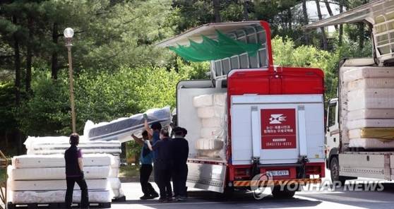 우체국 집배원들이 16일 중간 집하장에서 충청권에서 수거된 대진침대 매트리스를 대형 차량에 옮겨 싣고 있다. 위 기사 내용과는 무관. [연합뉴스[