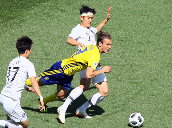 18일 러시아 니즈니 노브고로드 스타디움에서 열린 2018 러시아 월드컵 F조 대한민국 대 스웨덴의 경기에서 한국 이용이 스웨덴 에크달과 볼다툼을 벌이고 있다. [연합뉴스]