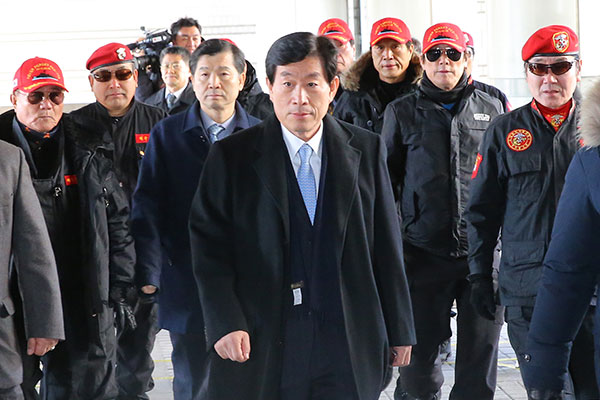 ⓒ연합뉴스 2015년 2월9일 원세훈 전 국정원장(가운데)이 항소심 선고공판을 위해 법원에 들어섰다.