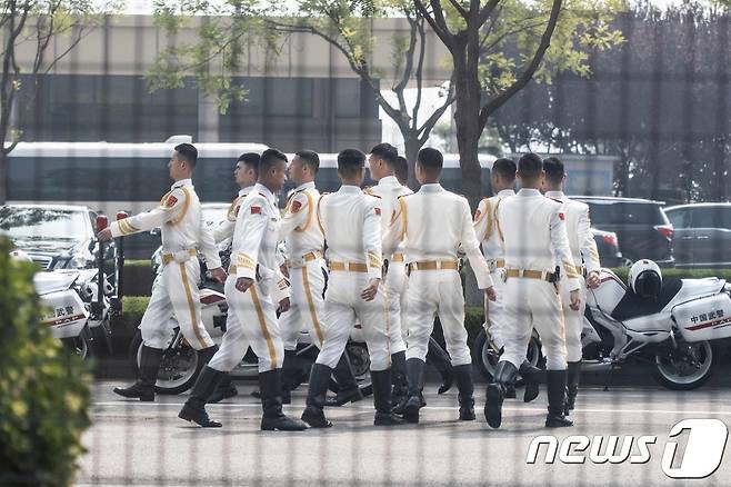 19일 (현지시간) 김정은 북한 국무위원장이 세번째 중국 방문에 나선 가운데 베이징 서우두 공항 VIP게이트에서 중국 의장대가 걸어가고 있다. © AFP=뉴스1 © News1 우동명 기자