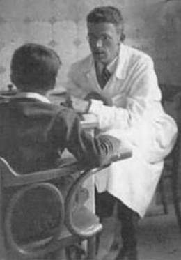 오스트리아 빈의 소아과의사 한스 아스페르거는 1944년 발표한 대학교수 자격 논문에서 지능은 정상이나 타인의 감정과 의도를 읽어내는 능력이 결핍된 아이들의 사례를 보고했다. 아스페르거가 한 어린이에게 심리테스트를 하는 모습이다. 아스페르거가 74세로 사망하고 1년이 지난 1981년 영국의 자폐증 전문의 로나 윙은 이런 증상을 ‘아스페르거 증후군’이란 이름으로 자폐스펙트럼에 통합하자고 제안했다. - 위키피디아 제공