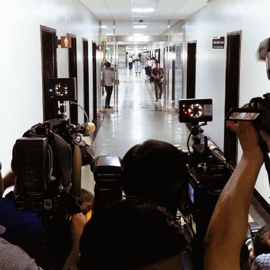지난 11일 카메라 기자들이 국회의사당 5층에서 나향욱 전 교육부 정책기획관을 기다리고 있다. 고승혁 기자.