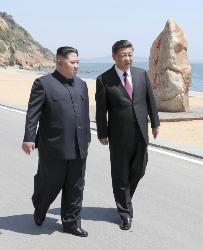 김정은 북한 국무위원장과 시진핑 중국 국가주석이 5월 8일 중국 랴오닝성 다롄시 방추이섬 해변을 함께 걸으며 대화하고 있다. [다롄=신화 뉴시스]