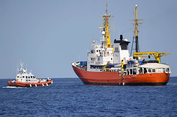 이탈리아 해양경비선이 6월 12일 지중해상에서 난민구조작업을 벌이는 선박 아쿠아리우스호 쪽으로 향하고 있다. / AP연합뉴스