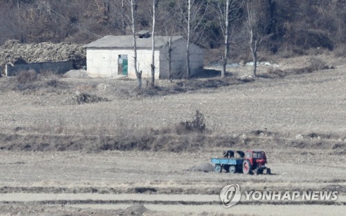 논일하는 북한 주민들 (판문점=연합뉴스) 이재희 기자 = 2월 21일 오후 판문점 인근 북한 기정동 마을에서 북한 주민들이 농기구를 이용해 논일  있다. 2018.2.21      scape@yna.co.kr