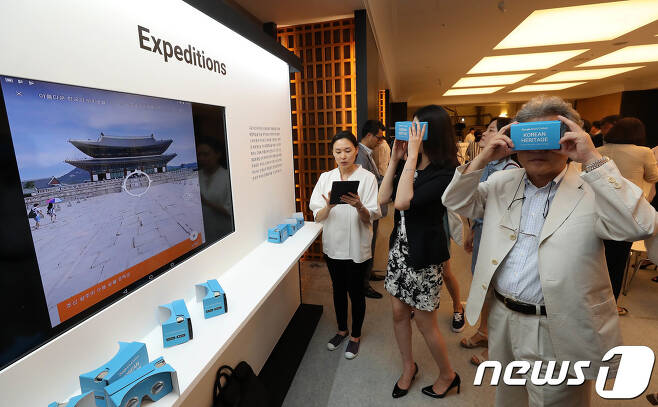 21일 서울 종로구 국립고궁박물관에서 열린 '코리안 헤리티지' 프로젝트 런칭행사에서 참가자들이 VR을 이용해 고궁을 관람하고 있다. 2018.6.21/뉴스1 © News1 박세연 기자