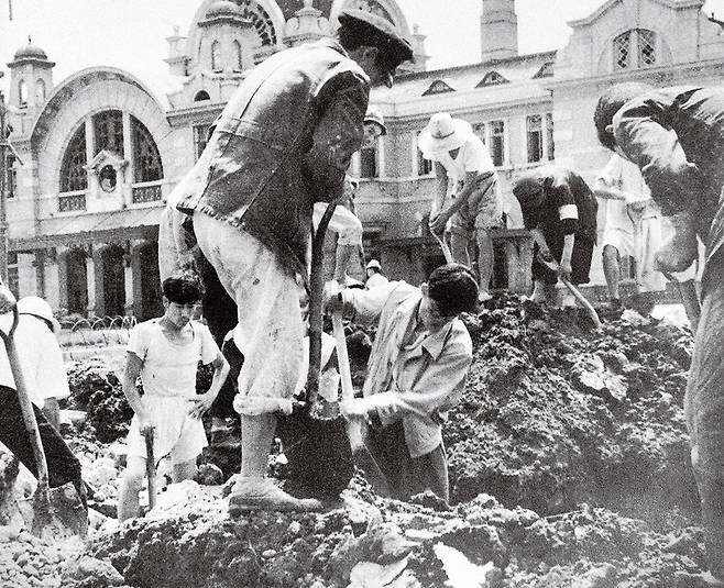 1953년 서울역 앞에서 피해 복구 중인 서울 시민들. 국방부 정훈국 임인식 사진대장이 찍은 것이다. 임정의 제공