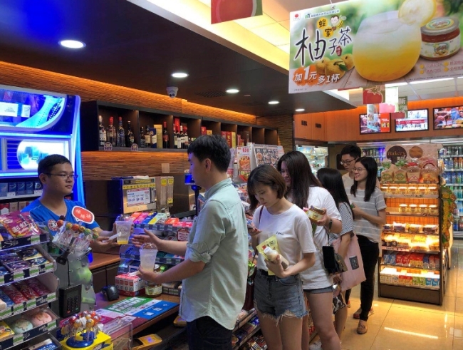중국 편의점 C-Store에서 유자차 음료를 구매하고 있는 중국인 소비자 [사진제공=aT]