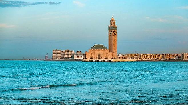 모로코 왕국의 대서양 연안에 있는 항만 도시, 카사블랑카. 카사블랑카를 상징하는 건축물인 하산 2세 모스크는 세계에서 세 번째로 큰 규모를 자랑한다. (사진=플리커 제공)