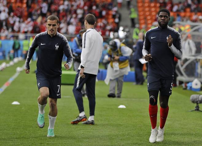 프랑스 공격수 앙투안 그리즈만(왼쪽)과 수비수 사무엘 움티티(오른쪽)이 경기 시작에 앞서 몸을 풀고 있다. 예카테린부르크 | AP연합