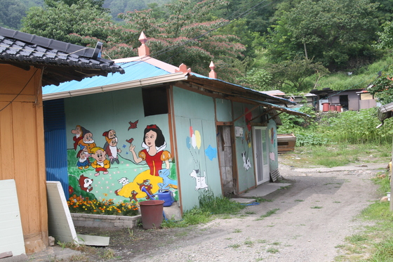 강원도 영월의 오지마을 모운동. 마을 주민이 집마다 벽화를 그려 넣어 폐광 마을에 활기를 불어넣었다.
