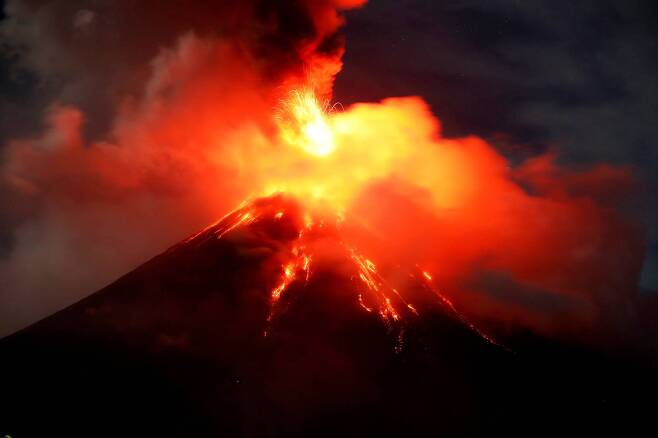 필리핀 동부지역에 위치한 마욘 화산이 지난 1월 분출하고 있는 모습. 이른바 '불의 고리'에 위치한 필리핀에는 23개의 활화산이 있다. [EPA=연합뉴스]