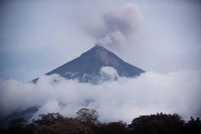 과테말라 푸에고 화산의 분출 모습 [EPA=연합뉴스]