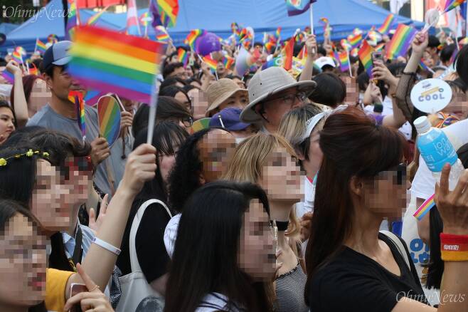 23일 오후 대구 중구 동성로에서 열린 퀴어문화축제에서 참가자들이 무지개색 깃발을 흔들고 있다. ⓒ조정훈