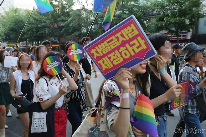 23일 열린 대구퀴어문화축제 참가자들이 자긍심의 퍼레이드에 나선 가운데 한 참가자가 '차별금지법 제정하라'고 쓴 피켓을 들고 걷고 있다. ⓒ조정훈