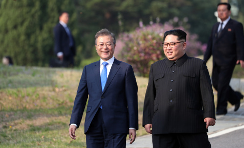 문재인 대통령과 김정은 북한 국무위원장이 27일 판문점에서 열린 남북정상회담에서 산책을 하며 대화를 나누고 있다. 사진공동취재단