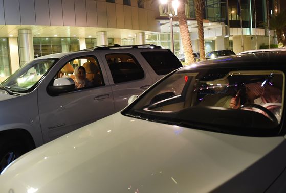 한 사우디 남성 운전자가 24일(현지시간) 처음으로 리디야 시내를 운전한 여성 사마르 알 모겐에게 지지를 보내고 있다. [AFP=연합뉴스]