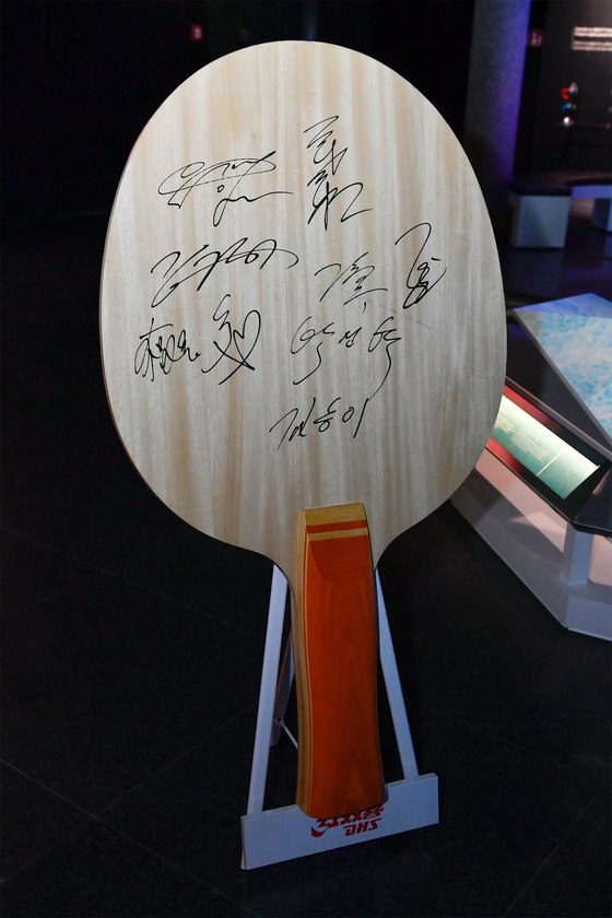 23일 스위스 로잔에서 열린 IOC 올림픽데이 행사에 사용된 라켓에 참가자들이 사인을 했다. [사진 IOC]