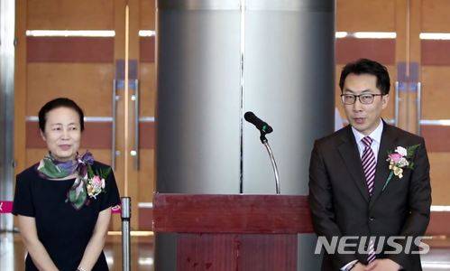 【서울=뉴시스】 '조형아트서울' 운영위원장 손성례 청작화랑 대표(왼쪽)와 조형아트서울 신준원 대표. 이전의 조각 전시가 작가나 협회위주로 이뤄졌다면, '조형아트서울'은 상업화랑인 청작화랑이 주최가 됐다. 강남에서 30여년간 화랑을 운영한 손성례 사장의 차남 신준원씨가 대표를 맡아 창립했다.