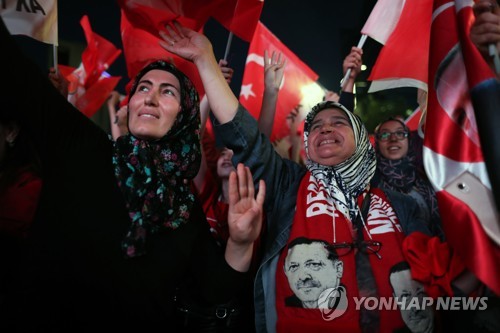 선거 결과에 환호하는 에르도안 터키 대통령 지지자들 [EPA=연합뉴스]