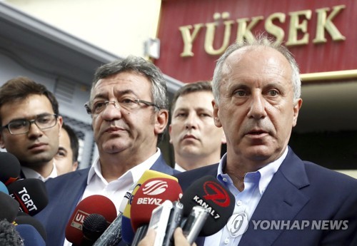 터키 선관위 앞에서 취재진에 말하고 있는 야당 대선후보 무하렘 인제 [AP=연합뉴스]