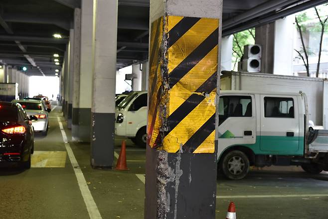 곡선 구간은 기둥 때문에 차로 폭이 갑자기 줄어든다. 기둥에는 차들이 부딪히고 긁힌 흔적이 가득했다. ⓒ채경민