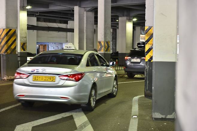 곡선구간에서는 기둥을 피해 차량들이 대부분 차선을 물고 주행했다. 실선 차로를 물고 주행하는 건 교통법규 위반이라 옆 차량과 접촉사고가 나면 가해자가 될 수 밖에 없다. ⓒ채경민