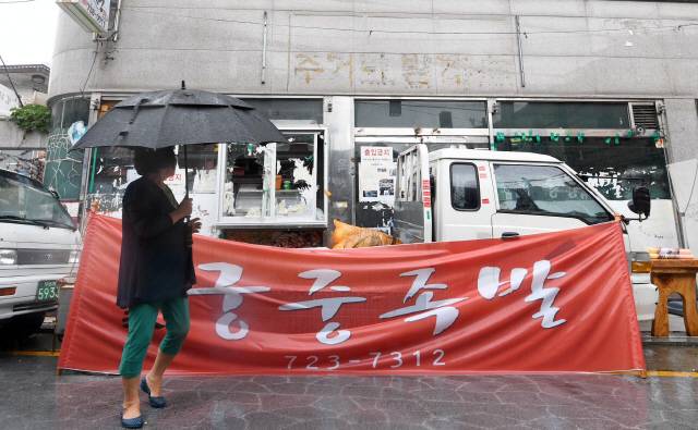 26일 건물주와 극심한 임대료 갈등을 빚은 후 임차인이 퇴거한 서울 종로 서촌의 궁중족발 상가가 빈 채로 남아있다. /권욱기자