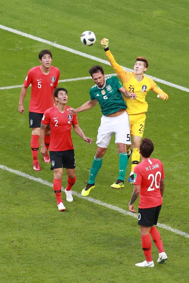 27일(현지시간) 러시아 카잔아레나에서 열린 2018 러시아 월드컵 F조 조별리그 3차전 한국과 독일 경기에서 한국의 조현우가 독일 후멜스에 앞서 공을 쳐내고 있다. 연합뉴스