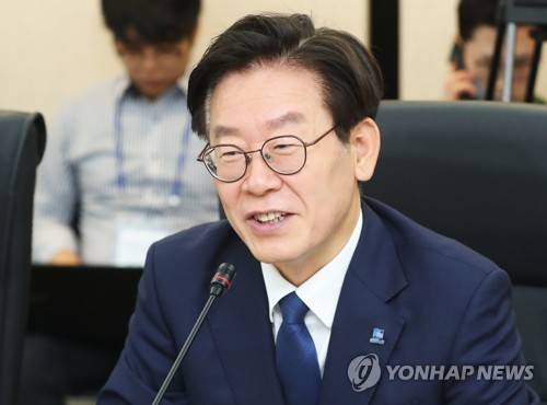 인사말 하는 이재명 (수원=연합뉴스) 홍기원 기자 = 이재명 경기도지사 당선인이 28일 오전 경기도 수원시 영통구 차세대융합기술연구원에서 열린 새로운 경기 위원회 4차 회의에서 인사말을 하고 있다. 2018.6.28 xanadu@yna.co.kr