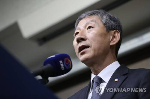 조사결과 발표하는 KBO 사무총장 (서울=연합뉴스) 신준희 기자 = 28일 서울 강남구 한국야구위원회(KBO)에서 장윤호 사무총장이 넥센 히어로즈의 미신고 현금 트레이드와 관련한 특조위 및 상벌위원회 결과를 발표하고 있다. 2018.6.28 hama@yna.co.kr