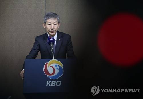 KBO, '미신고 현금 트레이드' 조사결과 발표 (서울=연합뉴스) 신준희 기자 = 28일 서울 강남구 한국야구위원회(KBO)에서 장윤호 사무총장이 넥센 히어로즈의 미신고 현금 트레이드와 관련한 특조위 및 상벌위원회 결과를 발표하고 있다. 2018.6.28 hama@yna.co.kr
