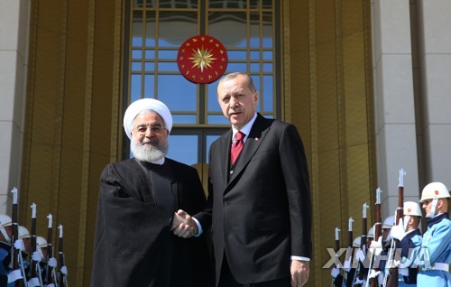 올해 4월 터키를 방문해 에르도안 대통령(오른쪽)과 만난 하산 로하니 이란 대통령 [신화=연합뉴스]