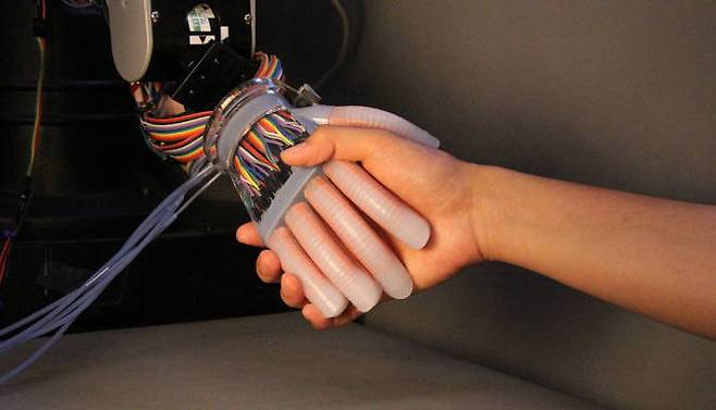 코넬대가 개발한 소프트로봇 의수