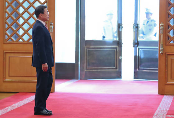 문재인 대통령이 지난 4일 오후 청와대 본관에서 공식 방한한 로드리고 두테르테 필리핀 대통령을 기다리고 있다. [청와대사진기자단]