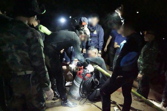 태국  해군 잠수대원들이 30일(현지시간) 동굴에 들어갔다가 나오지 못한 12명의 유소년 축구 선수들을 찾는 수색작업에 앞서 장비를 점검하고 있다. 신화뉴시스