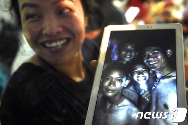 태국의 동굴에 들어갔다 연락이 끊긴 유소년 축구팀의 가족들이 아들들의 생존 소식에 기뻐하고 있다. © AFP=뉴스1