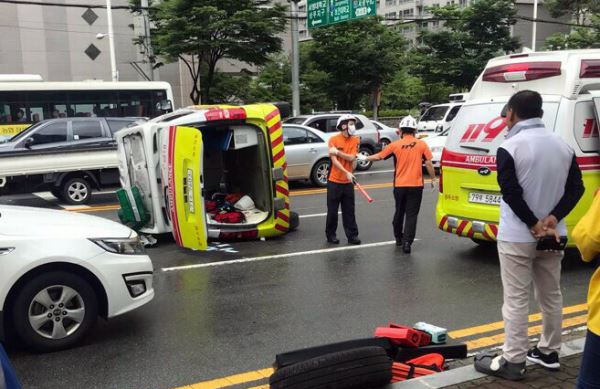 2일 광주 북구 운암동 교차로에서 환자를 이송 중이던 119 구급차가 승합차와 부딪혀 전복됐다. 연합뉴스