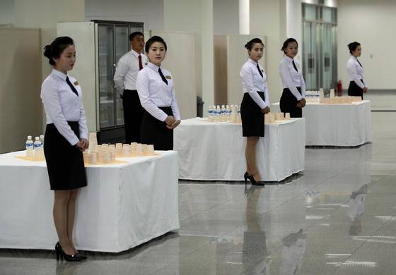 말끔한 정장의 봉사원들이 4일 남북통일농구경기가 열리는 평양 류경 정주영체육관에서 손님 맞을 준비를 하고 있다. 사진공동취재단