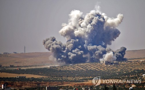 시리아 남부 반군 지역 다라에서 솟는 포연 [AFP=연합뉴스]