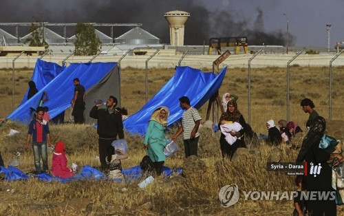 시리아·요르단 국경 지역에 임시 캠프를 차리는 피란민들 [AP=연합뉴스]