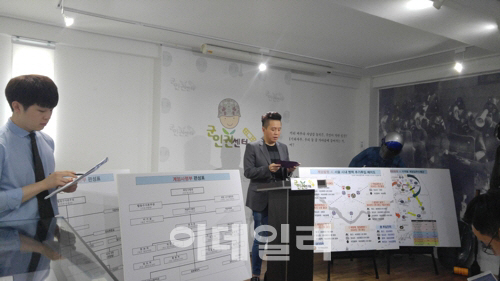 6일 서울 마포구 이한열기념관에서 군인권센터 임태훈(오른쪽) 소장이 기자회견을 하고 있다.