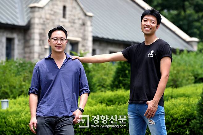 지난달 29일 영장류학자 김산하(왼쪽), 일러스트레이터 김한민 형제를 생명다양성재단이 있는 이화여대에서 만났다. 형제는 제1회 동물의 사육제 ‘동물축제 반대축제’를 기획했다. / 김기남 기자 kknphoto@kyunghyang.com