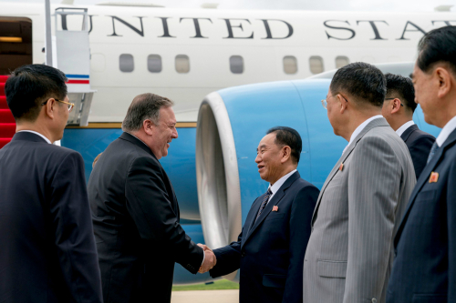 마이크 폼페이오 미국 국무장관(왼쪽 두번째)이 6일 북한 평양 순안국제공항에 도착, 영접나온 김영철 노동당 부위원장 겸 통일전선부장과 악수를 나누고 있다.